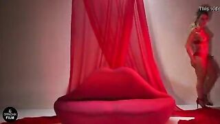 Elle smoking hot (JS)