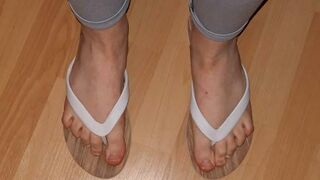 Pia aus Großglattbach zeigt ihre Füße