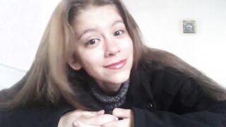 Mariana Muchinski plays with her feet and show her pussy