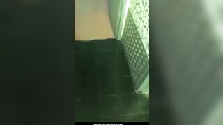 2-sluts-caught-in-club-toilet