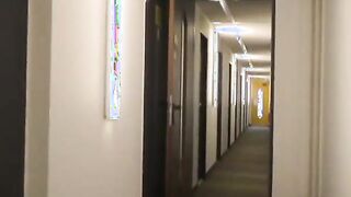 Deutsche MILF fingert sich im Hotel und bekommt eine Gesichtsbehandlung